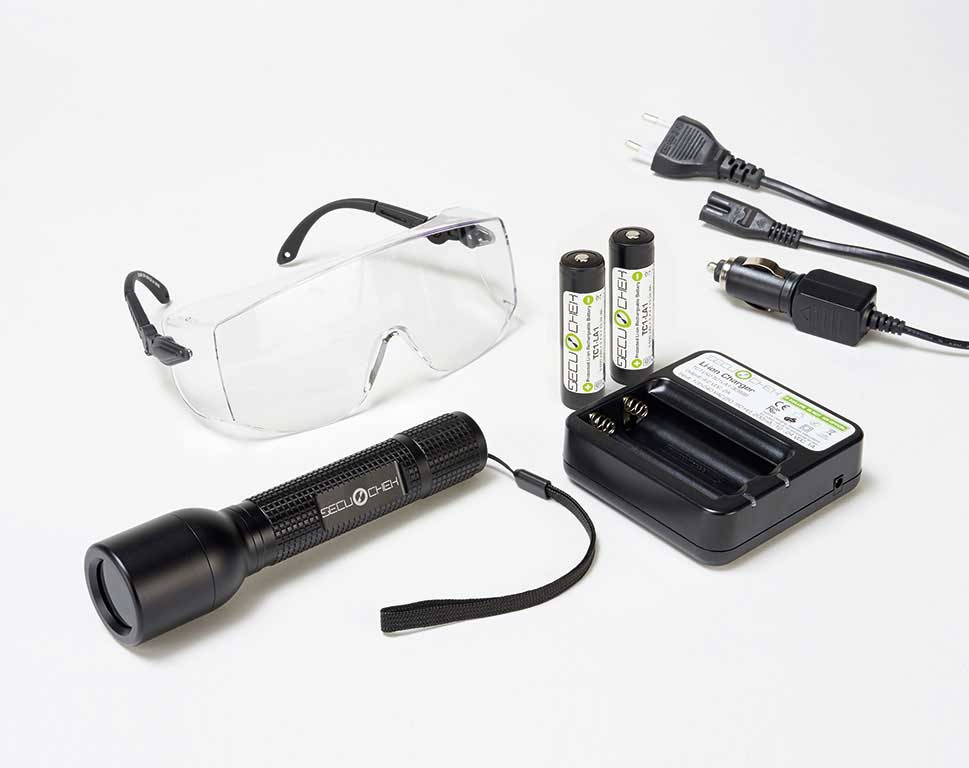 Leak detection set consisting of the TC1 flashlight, UV safety goggles, battery pack, charger and connection cable.
